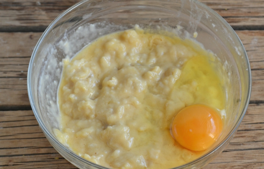 1. Этап. Торт из заварного теста с фруктами: Остудите полученную массу. Очень быстро это можно сделать, переложив ее в другую миску. Затем постепенно добавляйте по одному яйца и хорошо вымешивайте тесто.