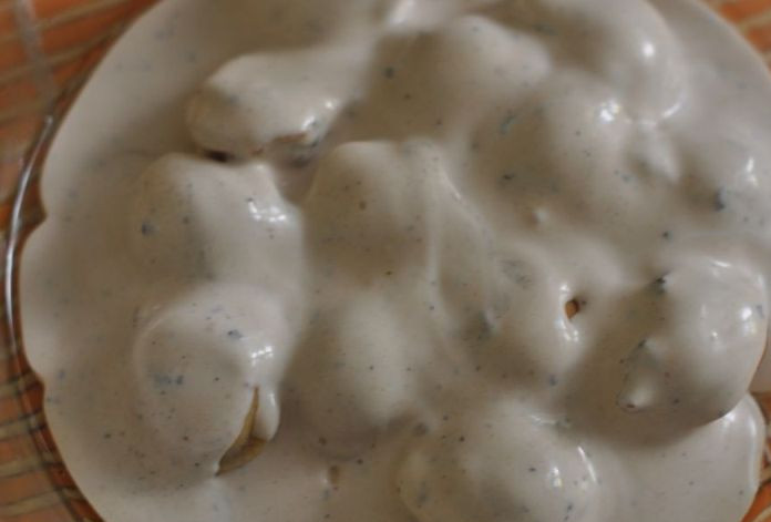 1. Этап. Пельмени в сметане: Далее смешиваем в мисочке сметану, томатный соус, пропущенный через пресс чеснок, специи и соль, заливаем полученным соусом пельмени.