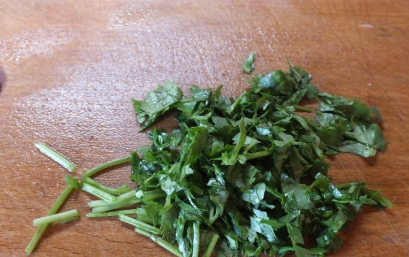 1. Этап. Цветная капуста с болгарским перцем: 3. Зелень - полноценный ингредиент этого блюда. Ее нужно вымыть, обсушить и измельчить. Лучше всего взять 3-4 вида зелени для вкуса и аромата. В данном случае используется укроп, петрушка и кинза.