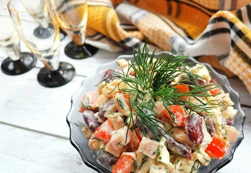 1. Этап. Салат Юбилей: Добавить по вкусу соль, чёрный свежемолотый перец и майонез. Перемешать.