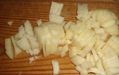 1. Этап. Салат Черепаха с виноградом: Яблоки лучше брать кислые. Очищаем их от кожуры и нарезаем маленькими кубиками.