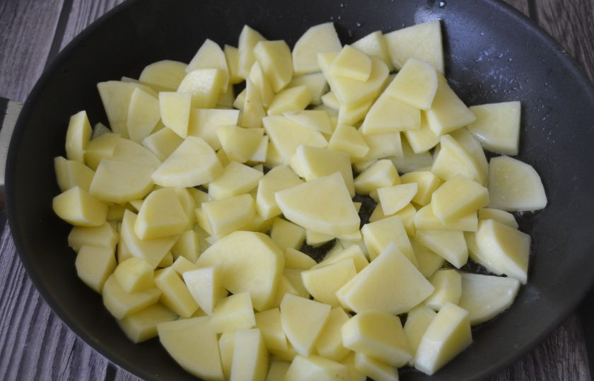1. Этап. Лисички с картошкой жареные в сметане: В другой сковороде обжарьте картошку. Для этого хорошо разогрейте сковороду, выложите растительное и сливочное масло и добавьте картофель. Жарьте под крышкой 15 минут.