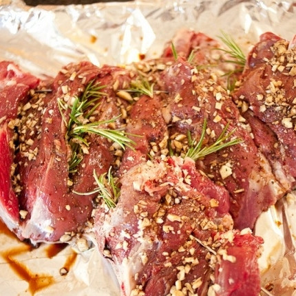 1. Этап. Баранья нога на гриле: 4. Переложите баранину на фольгу. Сбрызните бальзамическим или винным уксусом можно обычным уксусом), поперчите. Используйте свежемолотый перец! Кармашки можете 