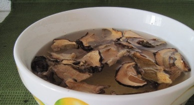 1. Этап. Щи суточные: Щи будем готовить постные, на грибном бульоне. Замачиваем грибы часа на 1.5-2.