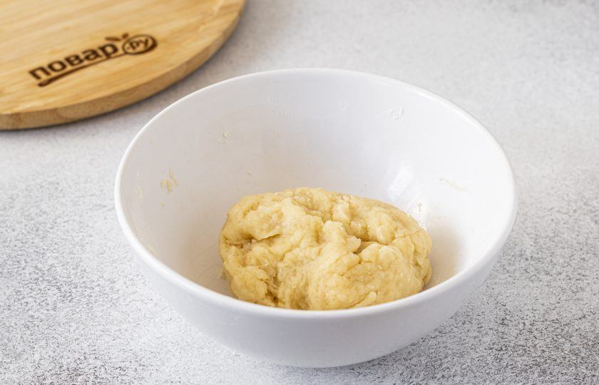 1. Этап. Печенье с семечками подсолнуха и кунжутом: Замесите тесто. Долго его вымешивать не нужно, просто, чтобы все ингредиенты соединились.