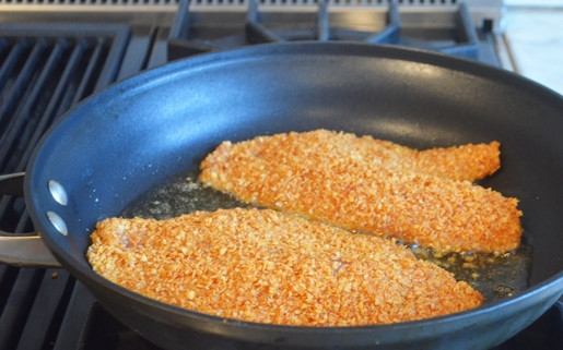 1. Этап. Тилапия в панировке: Теперь рыбу выложите в разогретое масло на сковороде.