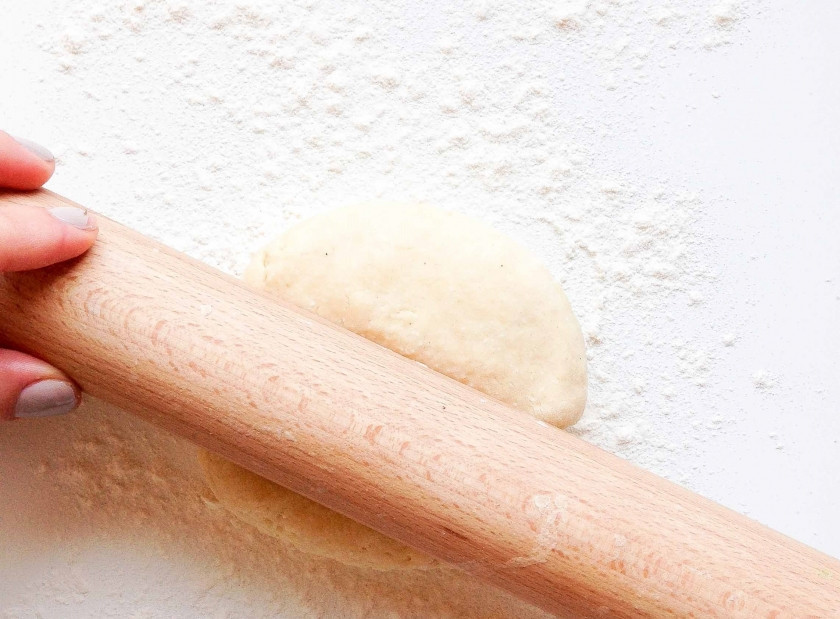 1. Этап. Корзиночки из творожного теста с ягодами: Замесите творожное тесто: размягченное сливочное масло взбейте с сахаром, потом добавьте перетертый через сито творог (можно его в блендере измельчить), яйцо, перемешайте. Затем добавьте ванильную эссенцию, постепенно добавляйте просеянную муку и замешивайте тесто, пока оно не станет гладким и мягким. Потом оберните пищевой пленкой и отправьте в холодильник на полчаса. Готовое тесто раскатайте тонко на присыпанной мукой поверхности (до 0,5 см. толщиной). Параллельно включите духовку разогреваться до 190 С.