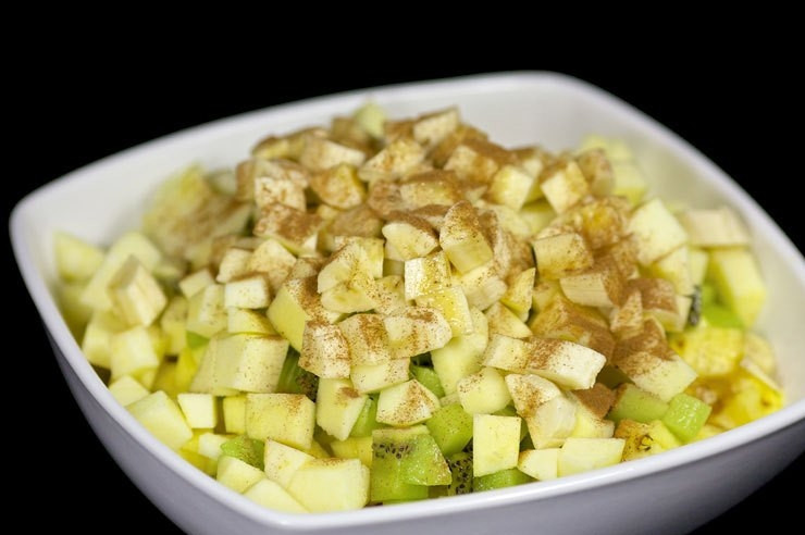 1. Этап. Фруктовый салат Витамин: 3. Посыпьте фрукты щепоткой корицы.