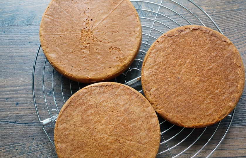 1. Этап. Торт в стиле Рустик: Коржики получатся высотой 1,5-2,5 сантиметра.