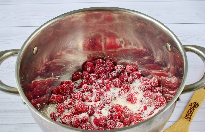 1. Этап. Малиновое варенье пьяное: В широкую емкость (кастрюля, таз или миска) насыпьте одним слоем малину, не выше 6-7 см. Засыпьте сахаром, перемешайте. Накройте крышкой или сухим чистым полотенцем, оставьте в прохладном месте на 2 часа.