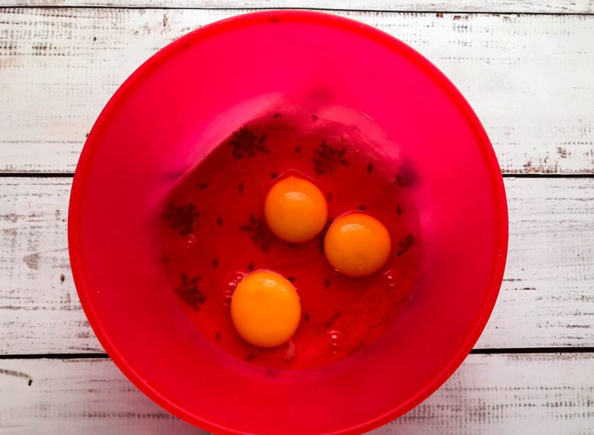 1. Этап. Шоколадный рулет с заварным кремом: В глубокую емкость вбейте яйца.