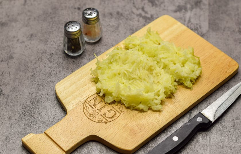 1. Этап. Салат Оля-ля: Кислое яблоко вымойте и просушите, после натрите яблоко на мелкой терке. Если яблоко слишком сочное, немного отожмите мякоть.