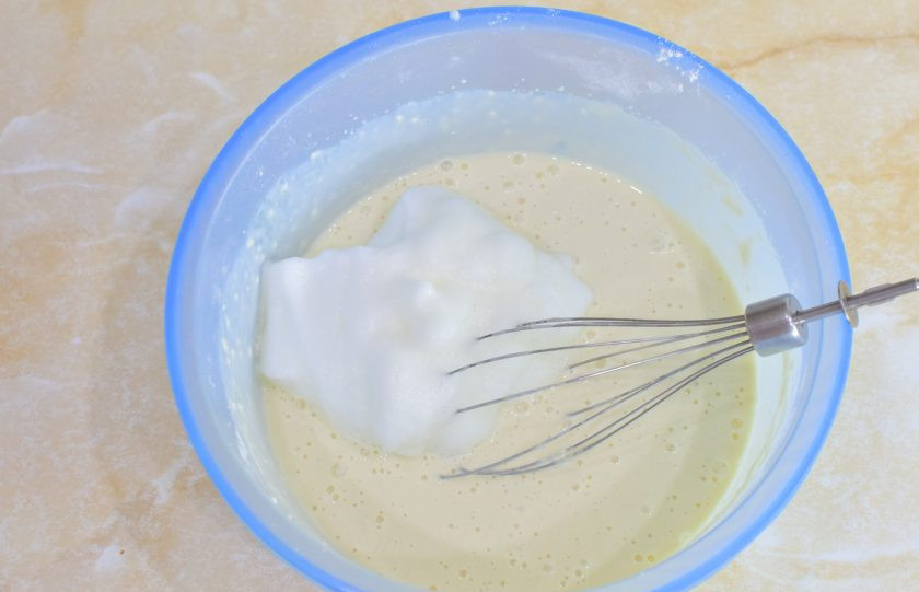 1. Этап. Блины на сливках: Затем вмешайте взбитые белки.