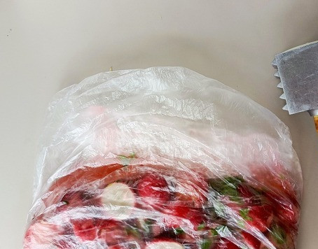 1. Этап. Битый редис: Редиску поместить в полиэтиленовый пакет и молоточком или скалкой простукать ее, но не в дребезги, а до лёгкого расщепления. Считайте, что полдело сделано.