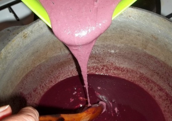 1. Этап. Пеламуши: 9. В большую кастрюлю влейте 500 мл чистого бадаги и постепенно влейте бадаги с мукой. Помешивайте.