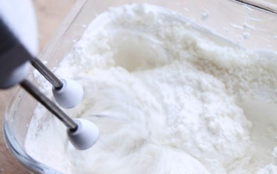 1. Этап. Кокосово-клубничное пирожное: Теперь на медленной скорости миксера смешиваем белковую массу, кокосовую стружку и 2 ст.л. пшеничной муки.