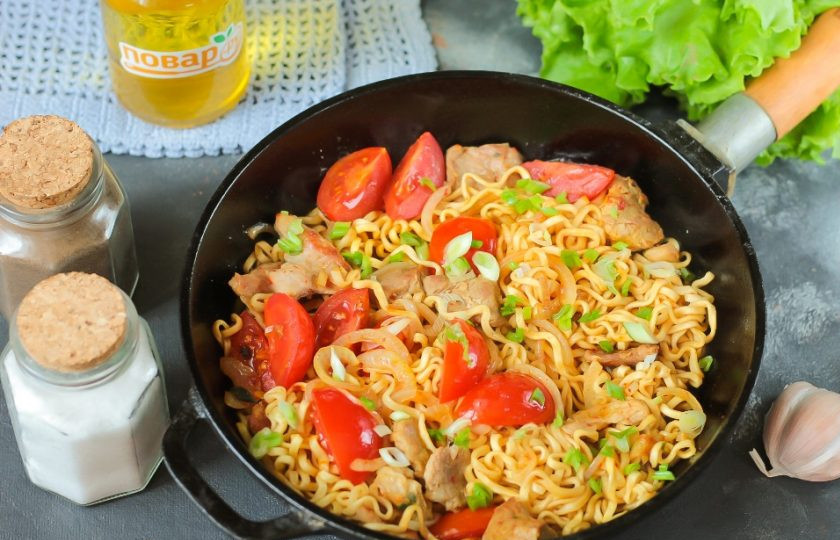 1. Этап. Острая корейская лапша: Протомите примерно 2 минуты, чтобы лапша пропиталась ароматами специй. По желанию можете добавить измельченный корень имбиря, зелень и другие приправы.