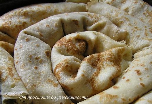 1. Этап. Блинчики с творогом, запеченные в сливках: Уложите блинные рулеты в форму для запекания (у меня 20х20 см, но лучше взять круглую), смазанную маслом.