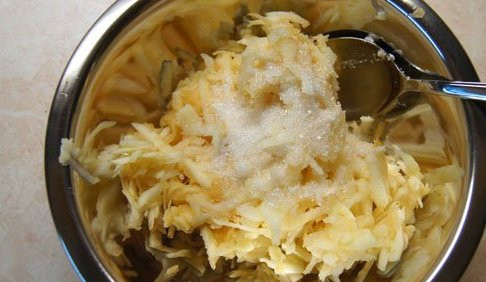 1. Этап. Шарлотка из сухарей с яблоками: Яблоки натереть на терке и смешать с сахаром.