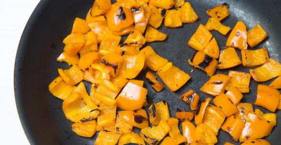 1. Этап. Салат с креветками американский: Обжарьте на сковороде нарезанные перцы.