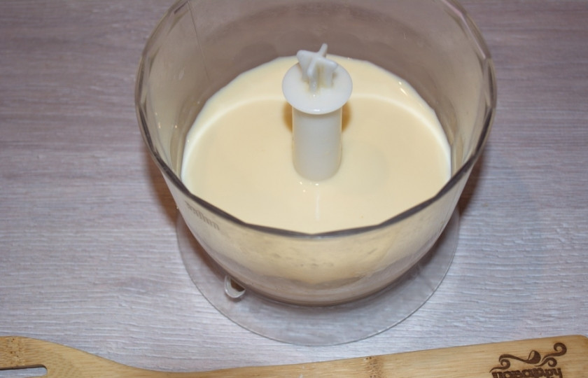 1. Этап. Бейлиз шоколадный: В чашу миксера влейте банку сгущенки. Добавьте 1 стакан сливок 10% жирности.