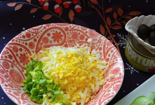 1. Этап. Салат-закуска Рождественская ёлочка: К сыру добавить тёртое яйцо, рубленый зелёный лук.