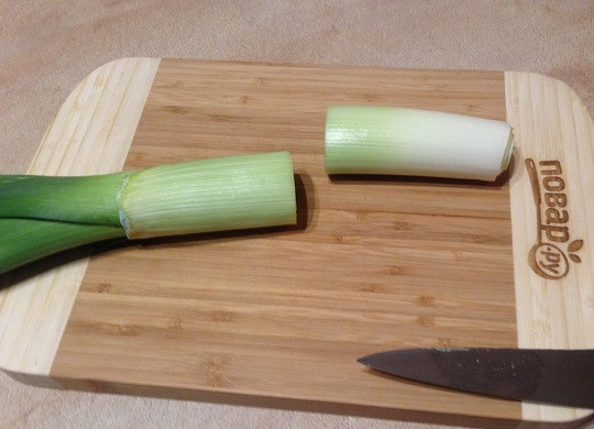 1. Этап. Каннелони из лука-порея: 1. Отрезаем от стебля лука-порея белую часть, примерно 10 см.