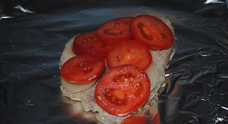 1. Этап. Рыба, запеченная в фольге в мультиварке: Также выложите помидоры кружками.