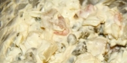 1. Этап. Салат Оливье с икрой: Солим и перчим салат, заправляем майонезом. Тщательно все перемешиваем.