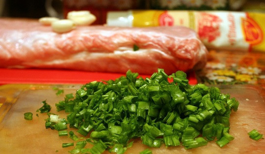 1. Этап. Мясной рулет в духовке: 6. Зелень вымыть, просушить и измельчить.