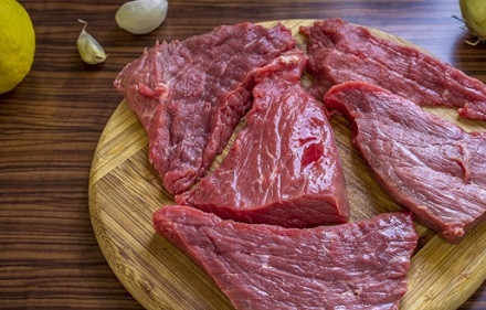 1. Этап. Говядина с луком и сметаной: Нарежем говядину сначала на тонкие пластины толщиной около 1 см…