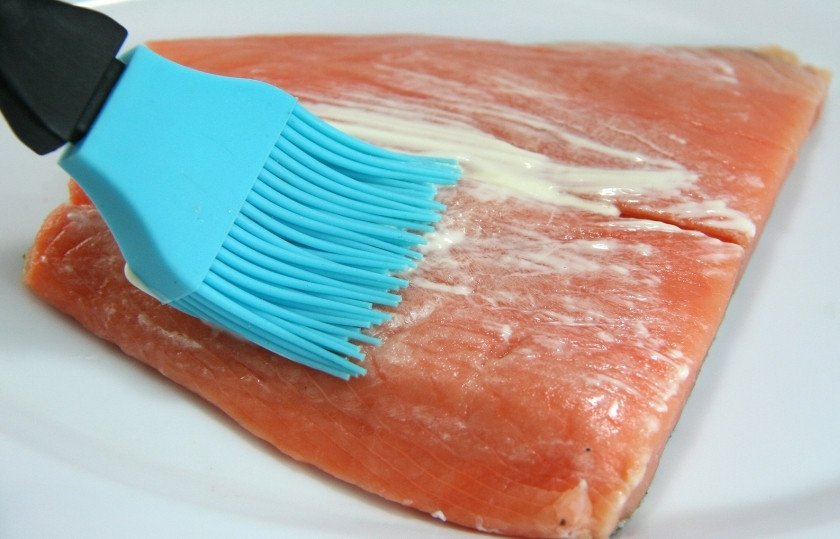 1. Этап. Лосось на углях: Помойте стейк лосося, полейте растительным маслом и смажьте майонезом. Посолите, поперчите по вкусу.