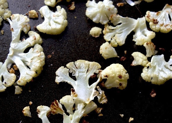 1. Этап. Суп из лука-порей и сельдерея: 6. Оставшуюся цветную капусту нарежьте пластинками, полейте оливковым маслом и отправьте в духовку, запеките до золотистой корочки.