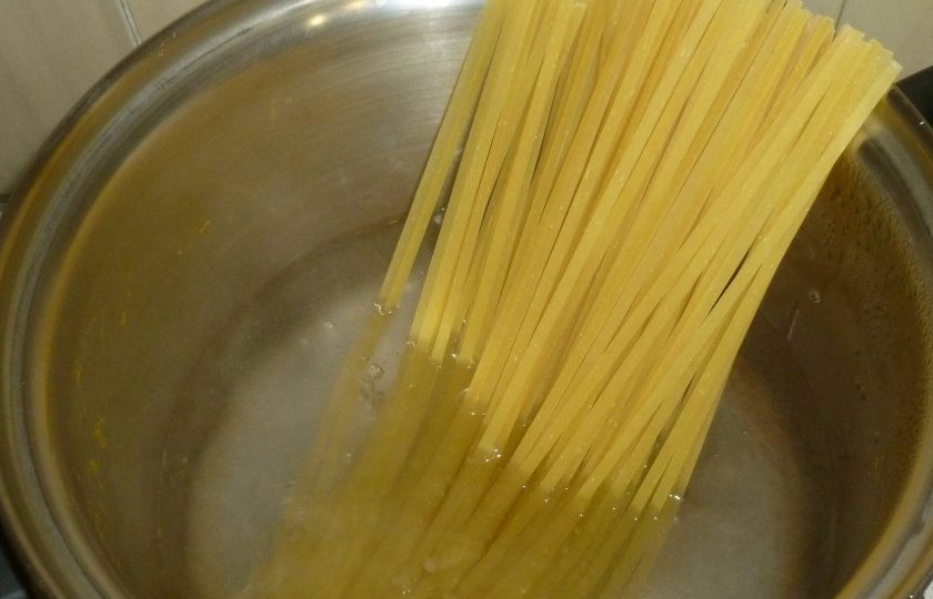 1. Этап. Паста с брокколи и орехами: Пасту отварите до состояния аль-денте, то есть немного недоварите. Сохраните немного воды от варки, чтобы потом разбавить соус. Пасту откиньте на дуршлаг.