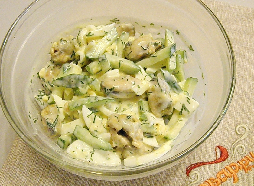 1. Этап. Салат к белому вину: Заправьте салат зеленью и майонезом, можно добавить щепотку молотого черного перца. Подавайте салат к белому вину. Приятного аппетита!