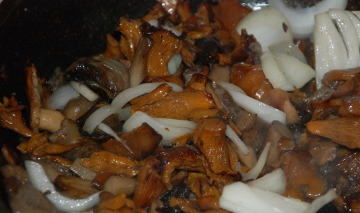 1. Этап. Теплый салат с мясными шариками: Нарезанные грибы выложить на раскаленную сковородку, смазанную растительным маслом. На довольно приличном огне, изредка помешивая, испарить всю жидкость. Добавить половину луковицы, нарезанной полукольцами. Когда лук и грибы хорошо обжарятся, посолить.