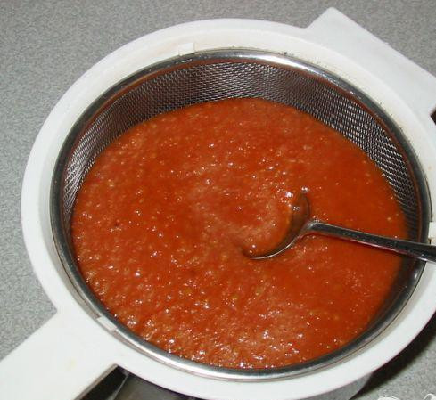 1. Этап. Картофель по-испански: 4. Помешивая соус, добавить муку и хорошо перемешать. Соус должен загустеть. При помощи блендера перемолоть соус. Процедить.