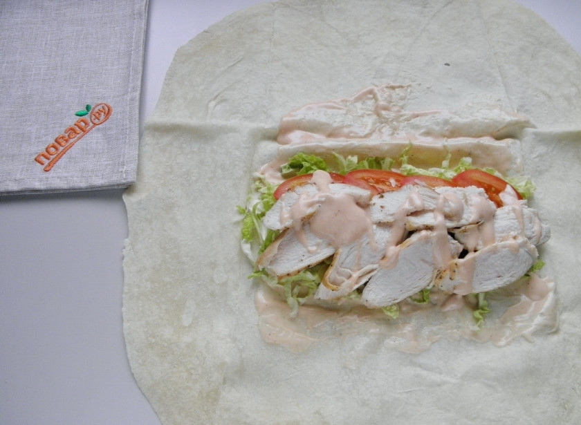 1. Этап. Шаурма (классический рецепт): Порежьте готовую курочку, на одну шаурму уходит половинка кусочка. Сверху полейте соусом немного.