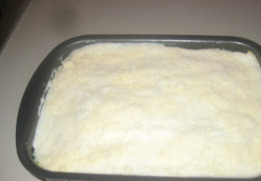 1. Этап. Лазанья из кабачков: Хорошо смажьте поверхность и посыпьте сыром.