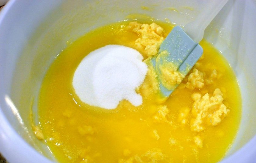 1. Этап. Выпечка с белым шоколадом: 2. Добавьте к масляно-шоколадной смеси сахар, перемешайте.