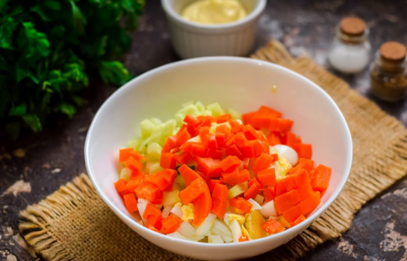 1. Этап. Оливье с горбушей: Вареную морковь нарежьте небольшими кубиками, добавьте в салат к остальным ингредиентам.