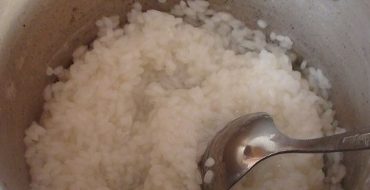 1. Этап. Тефтели в томатно-сметанном соусе: 2. Варим до полуготовности рис.