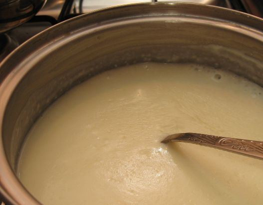 1. Этап. Крем-пюре из шампиньонов: 3. В отдельной кастрюле растапливаем сливочное масло, обжарим в нем муку, а затем добавим кипяченое молоко. Варим, помешивая, чтоб не было комков.