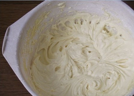 1. Этап. Кексики с кремом: Потом муку с разрыхлителем.