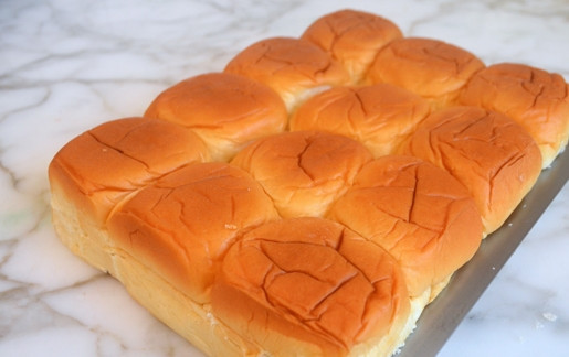 1. Этап. Булочки с сыром и ветчиной: Булочки разрежьте вдоль пополам.