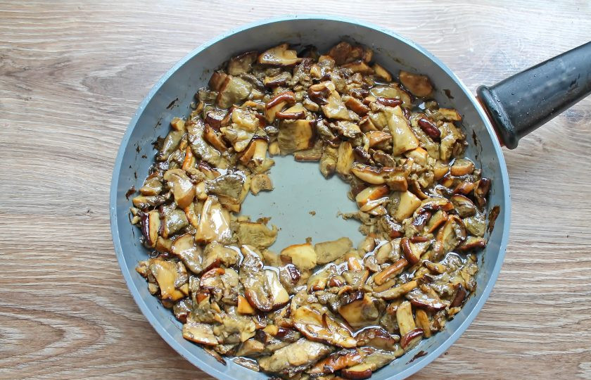 1. Этап. Жареные боровики: Грибы посолите, влейте оставшееся масло и обжаривайте на медленном огне до тех пор, пока масло не станет прозрачным, как до начала обжаривания. В общей сложности грибы должны обжариваться не менее 50 минут. Перед самым концом обжаривания простерилизуйте банки.