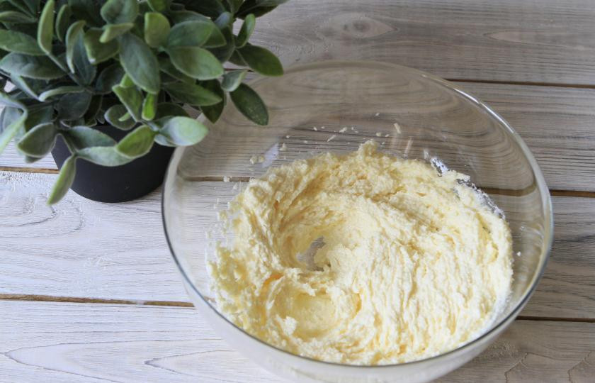 1. Этап. Торт на День Рождения своими руками: Взбейте мягкое сливочное масло и сахар до однородного состояния.