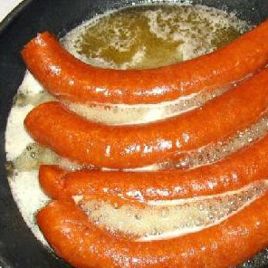 1. Этап. Жареная колбаса с картофелем: Заливаем, доводим до кипения.