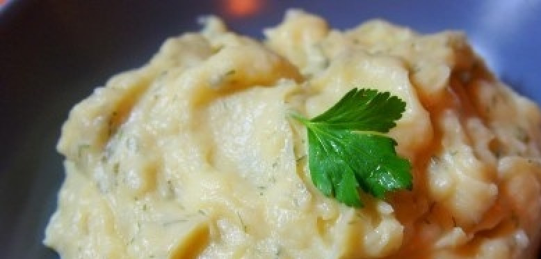 1. Этап. Пирожки с картошкой без дрожжей: В картофельное пюре добавьте жареный лук и мелко порезанную петрушку.