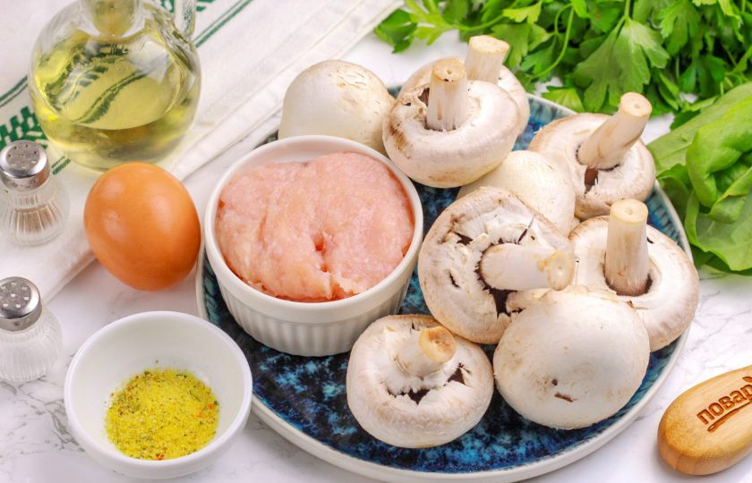 1. Этап. Шампиньоны с куриным фаршем: Подготовьте указанные продукты. Шампиньоны выбирайте средние или крупные, так как они существенно уменьшатся в размерах. Фарш — куриный с жирком.